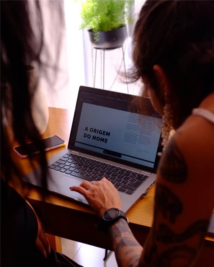 Bastidores da criação de conteúdo sobre a origem do nome Paralaxe.